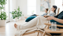 Gros plan sur des mains bordant une couverture sur les genoux d une personne assise en fauteuil