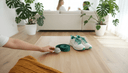 Mains alignant un infuseur à tisane, une sangle de yoga et des chaussures de marche
