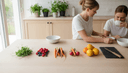 Vue plongeante sur des mains alignant quatre petits tas de produits de saison sur une table en bois