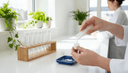 Gros plan de mains versant des granules d'un tube sans étiquette dans son bouchon