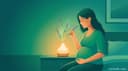 Une femme enceinte assise de dos sur un lit, main sur le ventre, petit diffuseur allumé