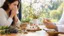 Fioles de granules homéopathiques et plantes séchées sur une table en bois près d'une fenêtre, ambiance printanière