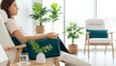 Main d'une soignante sur l'avant-bras d'une patiente en fauteuil, couverture pliée et verre d'eau