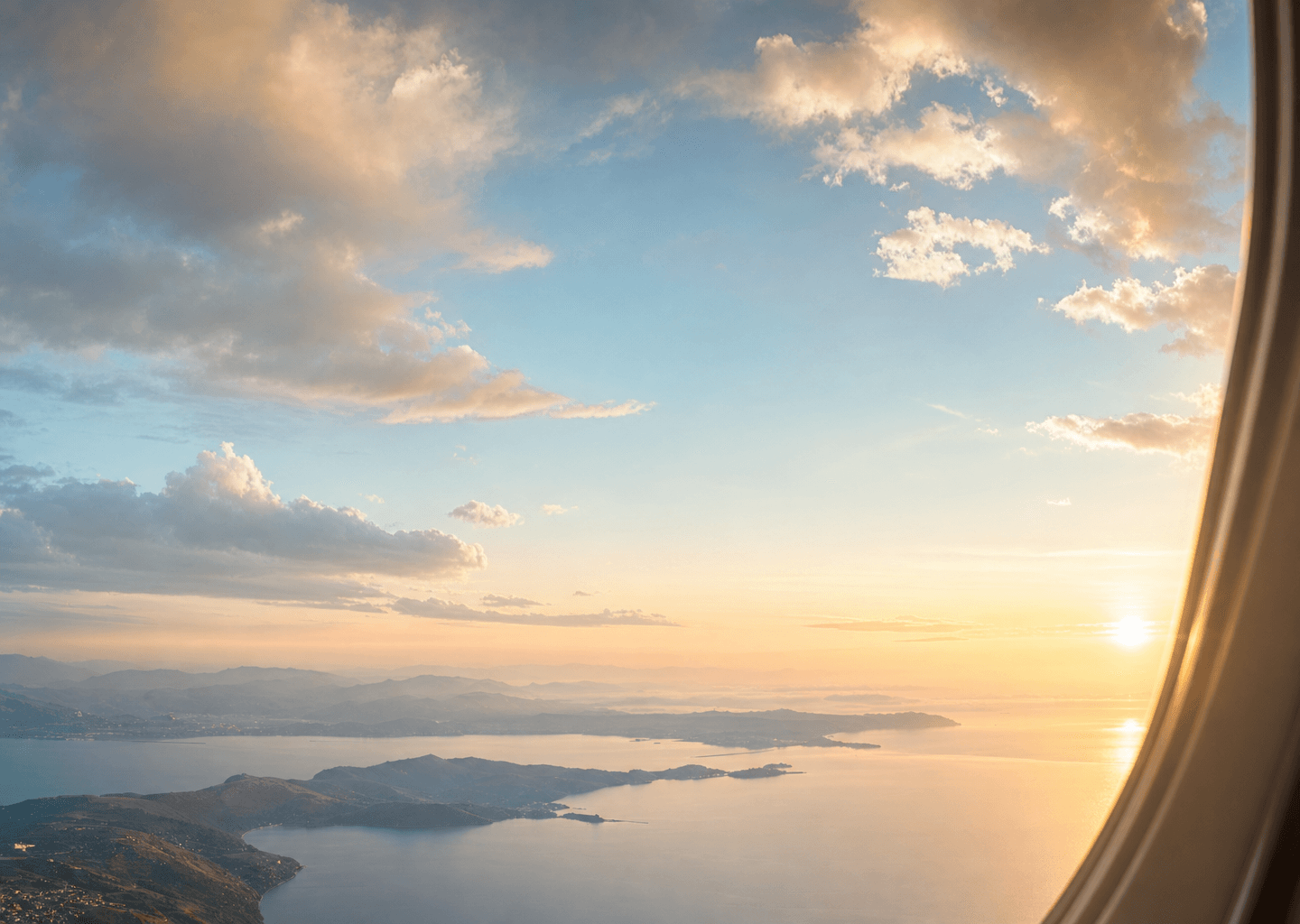 Ciel dégagé au coucher du soleil au-dessus d'un horizon paisible, lumière douce et atmosphère rassurante évoquant le calme et la liberté retrouvés face à la peur.