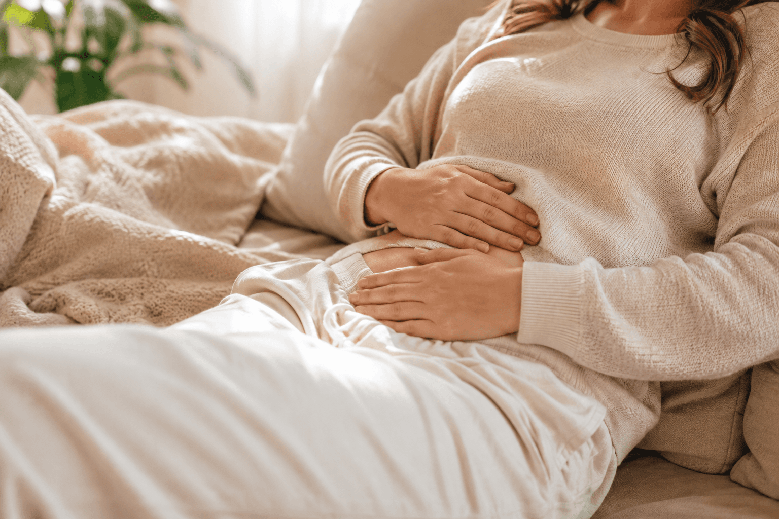 Personne allongée et détendue, mains posées sur le ventre, évoquant l'apaisement digestif et le soulagement du syndrome de l'intestin irritable