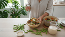 Mains servant un ragoût de tofu et légumes dans un bol, edamame et graines de sésame autour