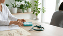 Vue plongeante sur un bureau où voisinent un stéthoscope, un étui d'aiguilles et deux planches