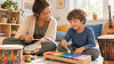 Musicothérapeute et enfant explorant ensemble de petites percussions et un xylophone dans une salle lumineuse et colorée dédiée à la musicothérapie.
