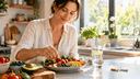 Femme préparant fruits et légumes frais dans une cuisine lumineuse, bien-être et équilibre après l'arrêt du tabac