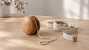 Yo-yo en bois et mètre ruban souple posés sur une table, image éditoriale neutre évoquant l'effet yo-yo des régimes