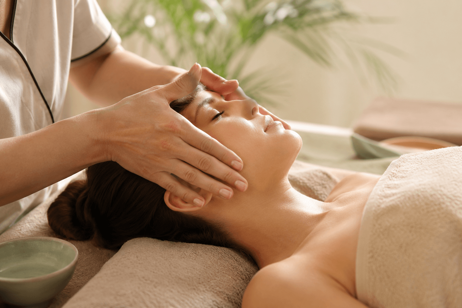 Séance de réflexologie faciale Dien Chan, massage doux du visage dans une ambiance de détente