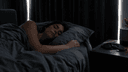 Personne endormie dans une chambre noire en plein jour, volets occultants fermés : le repos du travailleur de nuit