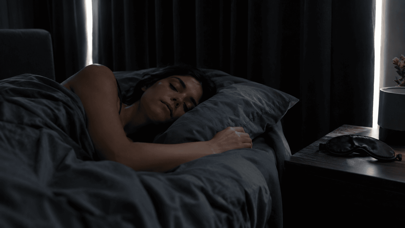 Personne endormie dans une chambre noire en plein jour, volets occultants fermés : le repos du travailleur de nuit