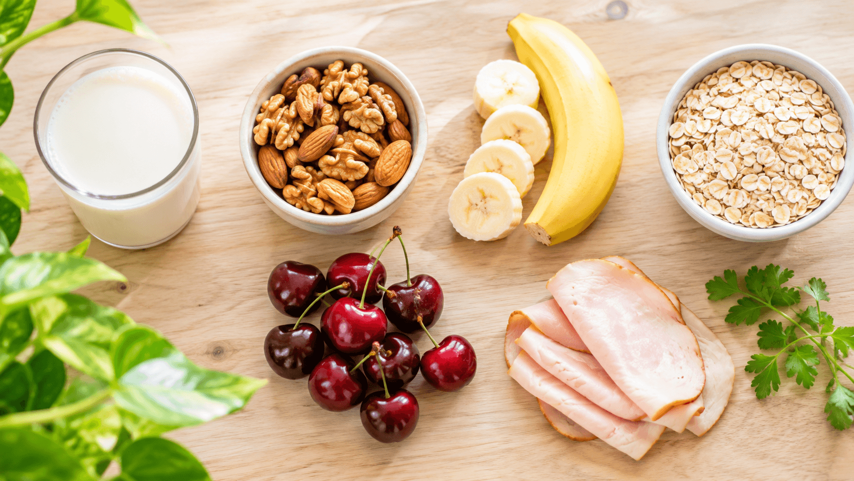 Vue plongeante d'aliments favorables au sommeil riches en tryptophane disposés sur une table en bois clair